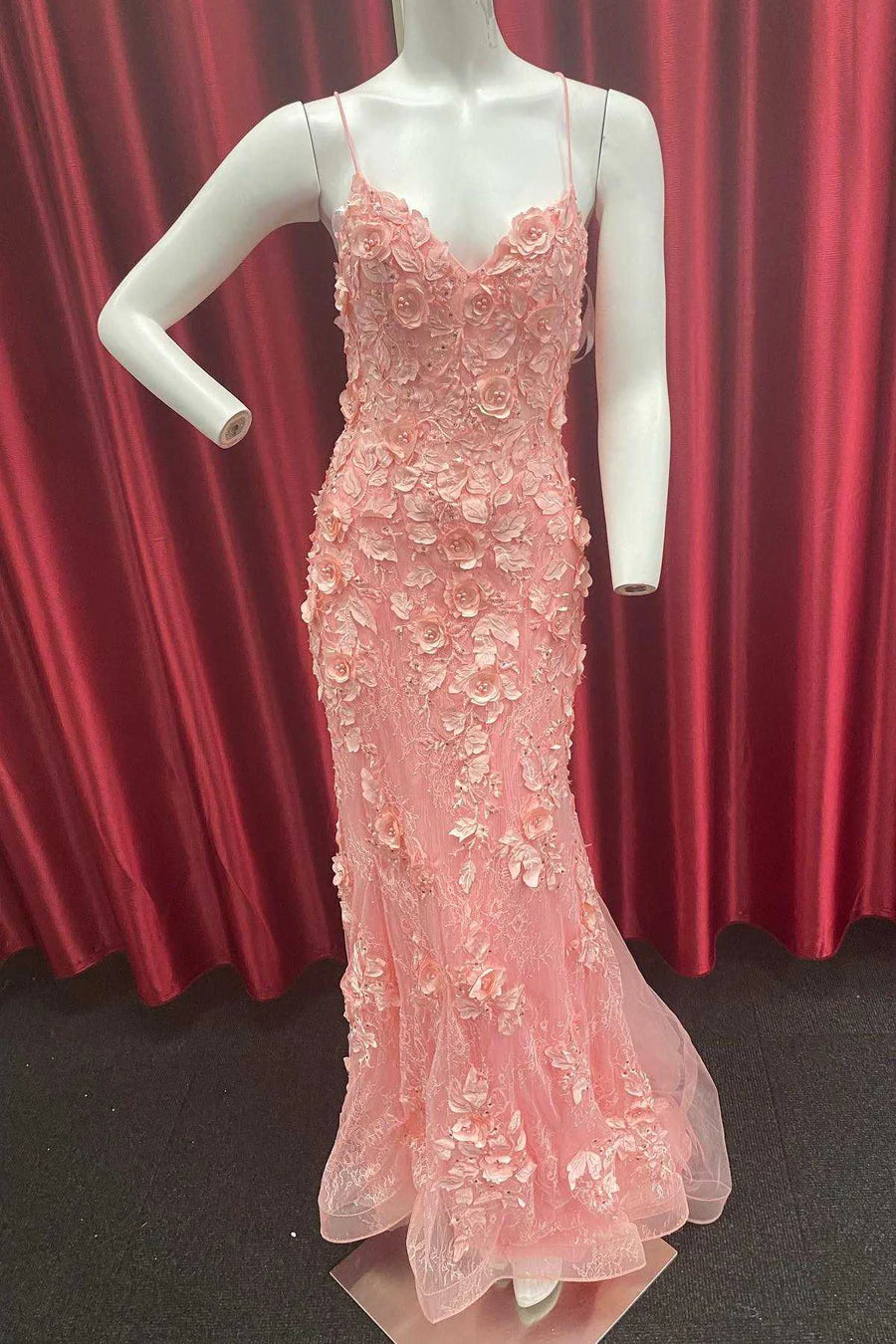 Vestido de fiesta de sirena con tirantes y apliques